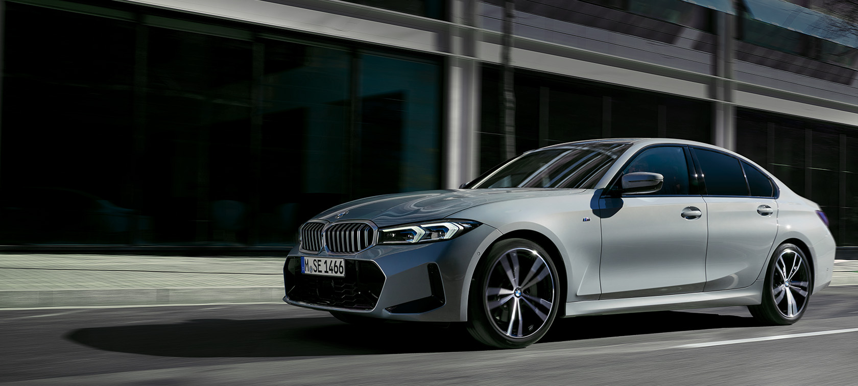 BMW 3er Limousine LCI G20 Brooklyn Grau Seitenansicht stehend vor Wand 