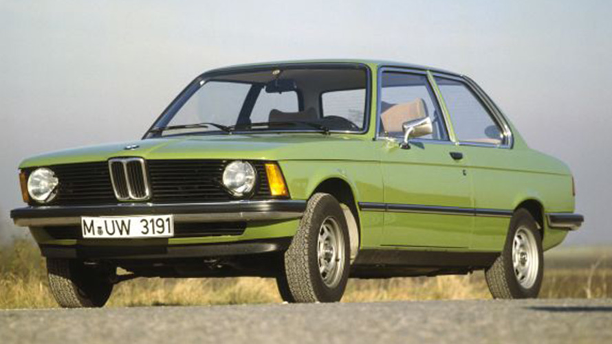 BMW Série 3 Berline E21 de première génération, vue de trois quarts avant sur la route BMW Série 3 Berline E21 de première génération, vue de trois quarts avant sur la route