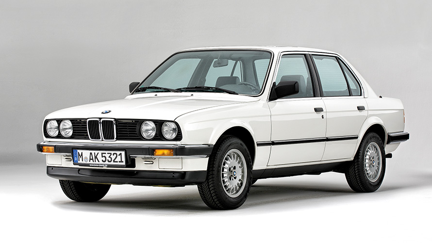Vue de trois quarts avant d’une BMW Série 3 Berline E30 de deuxième génération Vue de trois quarts avant d’une BMW Série 3 Berline E30 de deuxième génération