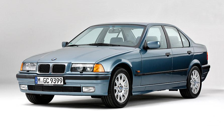 Vue de trois quarts avant d’une BMW Série 3 Berline E36 de troisième génération BMW Série 3 Berline E36 de troisième génération, vue de trois quarts avant