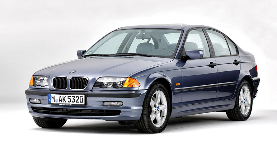 Vue de trois quarts avant d’une BMW Série 3 Berline E46 de quatrième génération BMW Série 3 Berline E46 de quatrième génération, vue de trois quarts avant