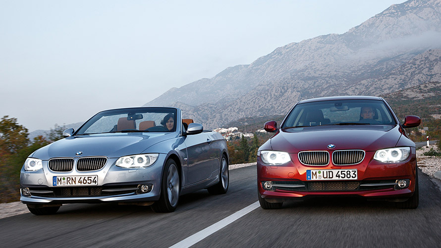 BMW Série 3 Berline E90, BMW Série 3 Cabrio de cinquième génération, vue avant sur la route BMW Série 3 Berline E90, BMW Série 3 Cabrio E93 de cinquième génération, vue avant sur la route
