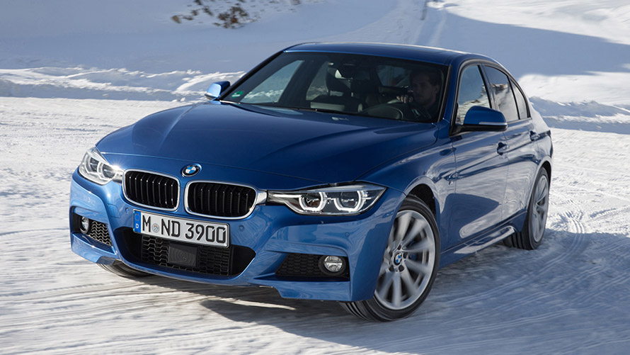 BMW Série 3 Berline F30 de sixième génération, vue de trois quarts avant dans la neige BMW Série 3 Berline F30 de sixième génération, vue de trois quarts avant dans la neige
