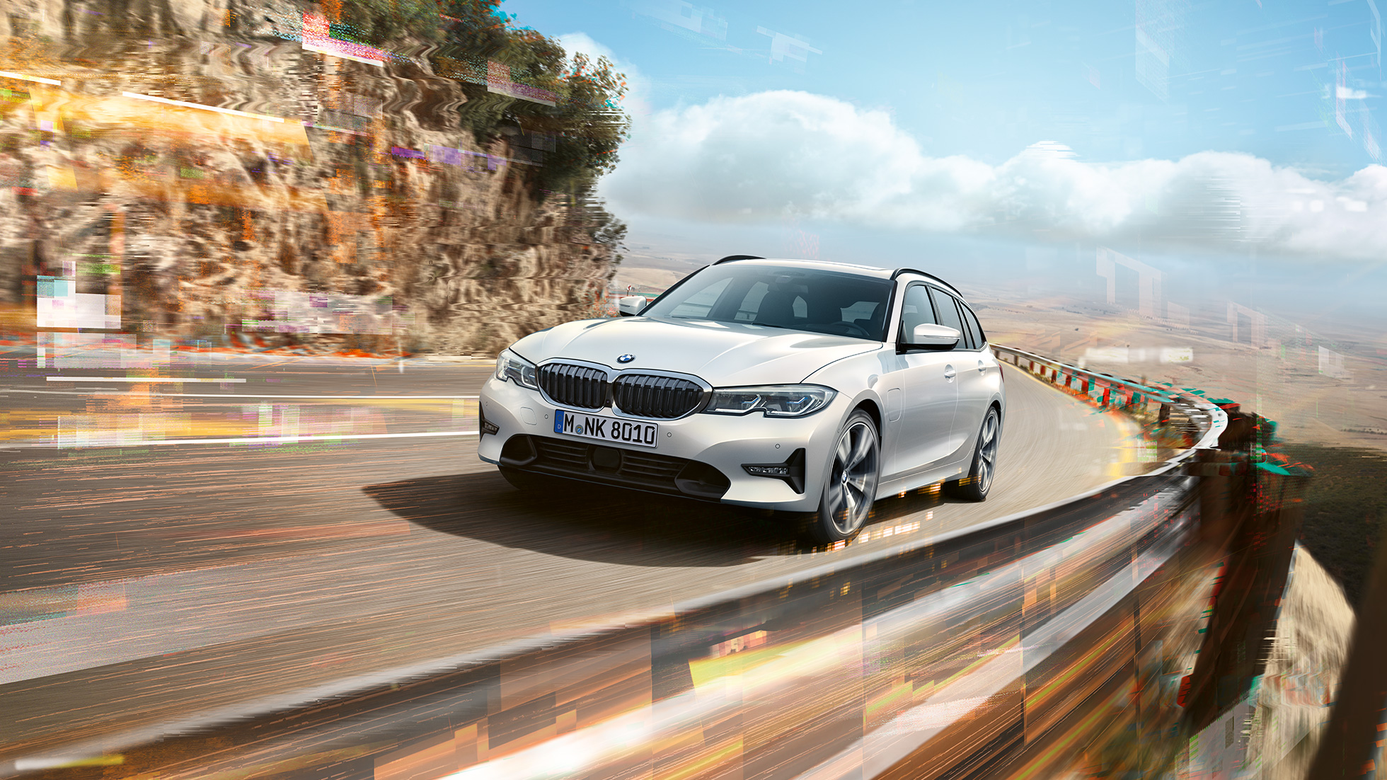 BMW 3er Touring, BMW 330e Plug-in-Hybrid BMW 3er Touring, BMW 330e Plug-in-Hybrid bei Fahrt auf Brücke
