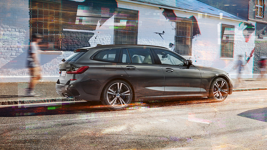 BMW M340i xDrive Touring G21 Black Sapphire metallic, vue latérale dans la rue