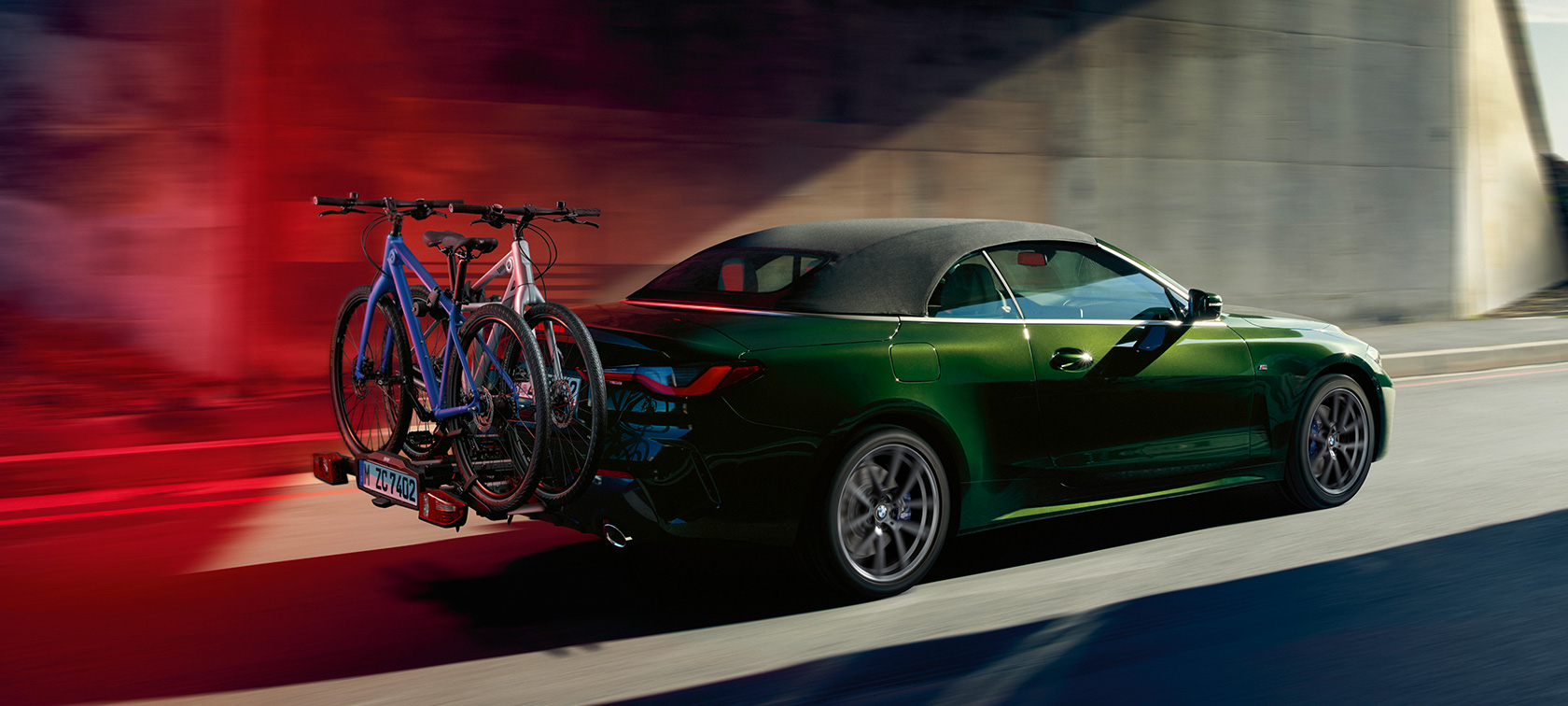 Vue de trois quarts arrière avec porte-vélos Pro 2.0 de la BMW Série 4 Cabrio G23 2020 BMW Série 4 Cabrio G23 2020 Sanremo Green metallic, vue de trois quarts arrière avec porte-vélos arrière Pro 2.0