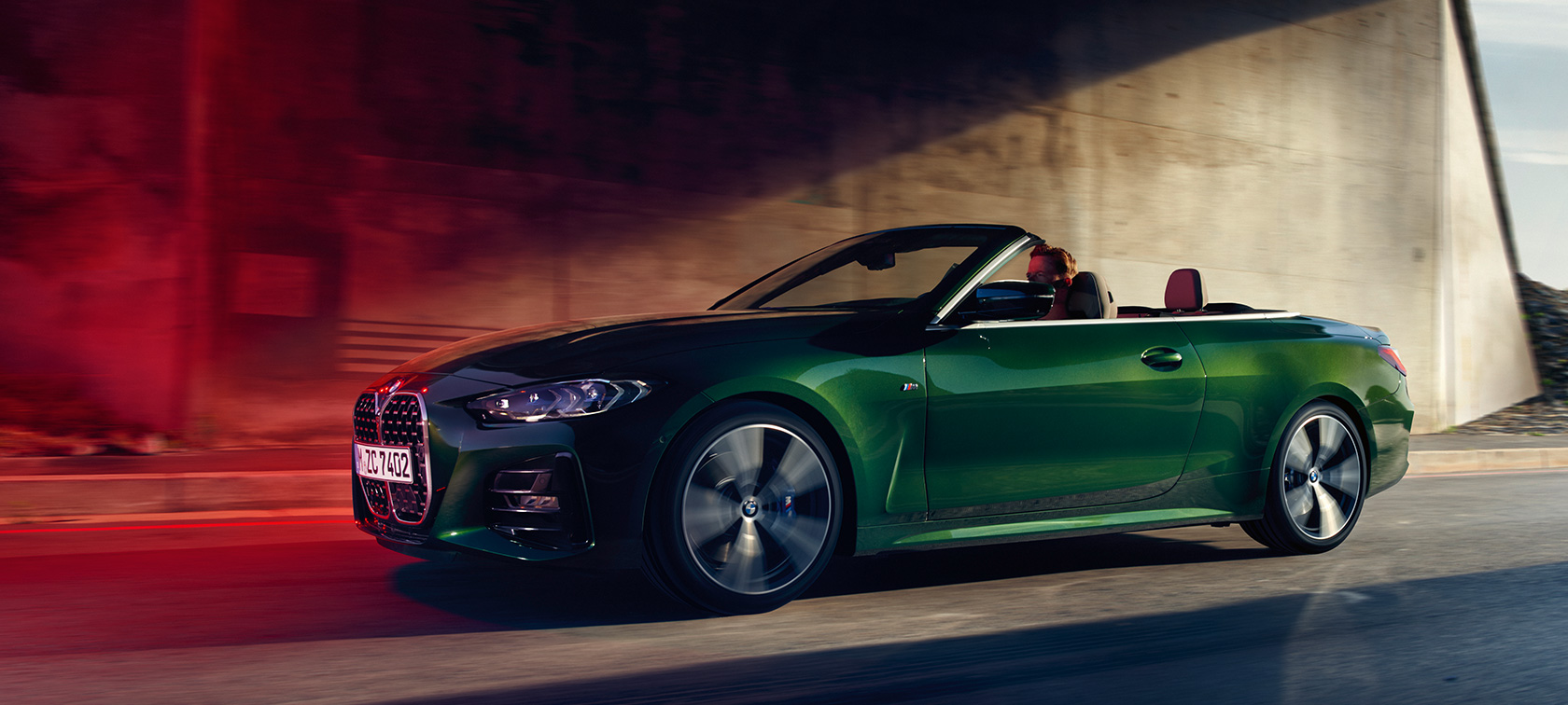 Vue de trois quarts de profil de la BMW Série 4 Cabrio G23 2020, en mouvement BMW Série 4 Cabrio G23 2020 Sanremo Green metallic en mouvement, vue de trois quarts de profil