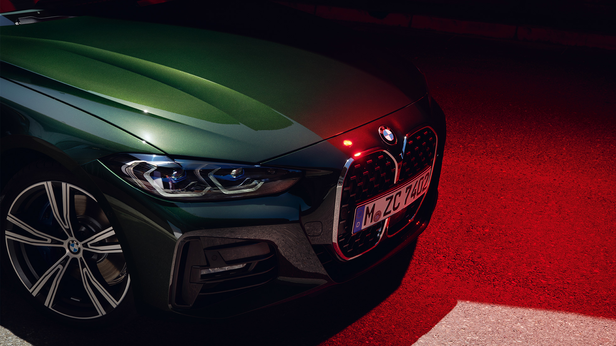 Vue de profil du capot de la BMW Série 4 Cabrio G23 2020 BMW Série 4 Cabrio G23 2020 Sanremo Green metallic, vue en gros plan de profil, capot