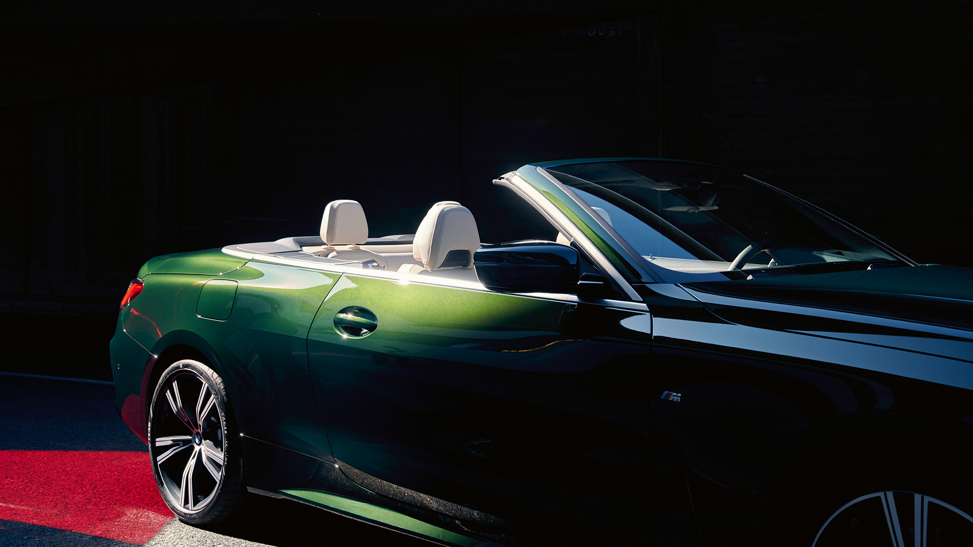 Vue de trois quarts avant de la BMW Série 4 Cabrio G23 2020 BMW Série 4 Cabrio G23 2020 Sanremo Green metallic, vue de trois quarts arrière
