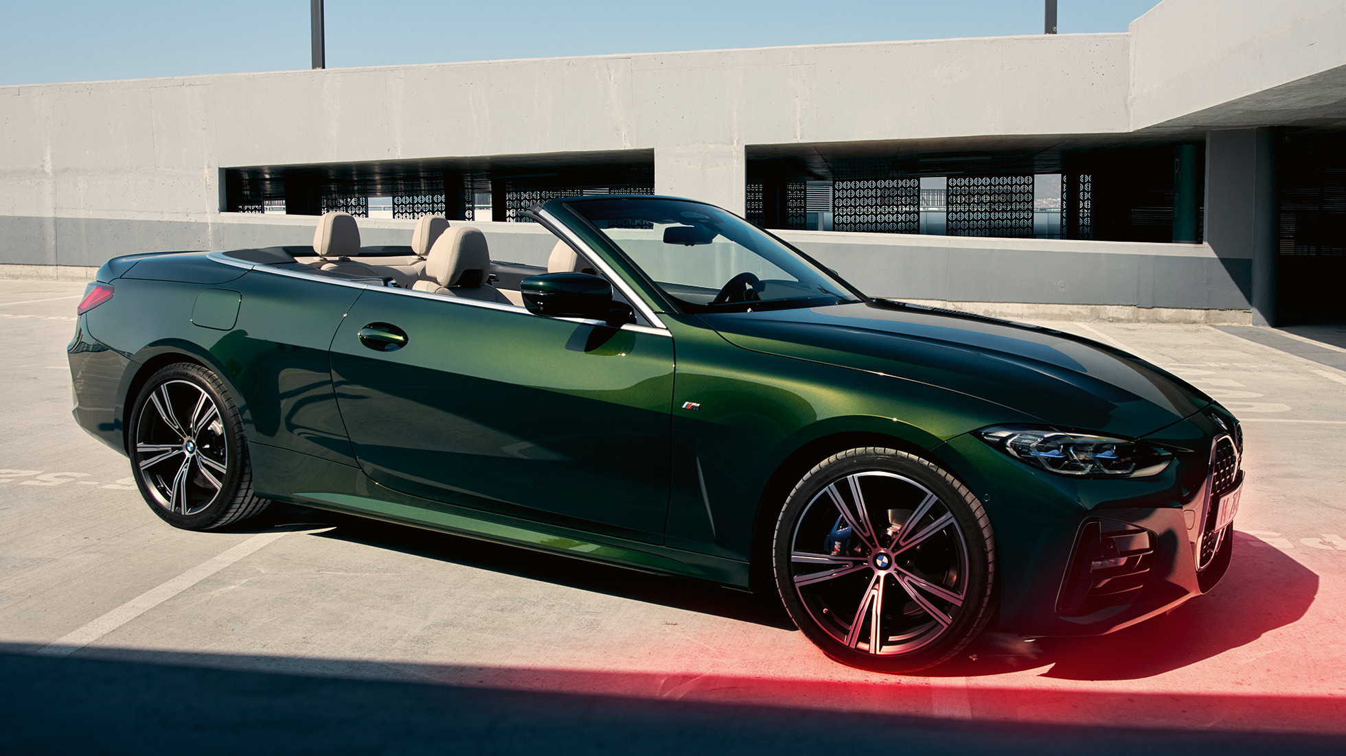 Vue de trois quarts de profil de la BMW Série 4 Cabrio G23 2020, à l’arrêt BMW Série 4 Cabrio G23 2020 Sanremo Green metallic, vue de trois quarts de profil à l'arrêt sur un parking