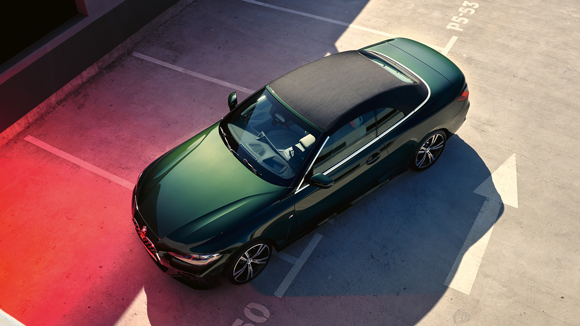 Vue en plongée de la capote en tissu de la BMW Série 4 Cabrio G23 2020 BMW Série 4 Cabrio G23 2020 Sanremo Green metallic, vue en plongée de la capote en tissu