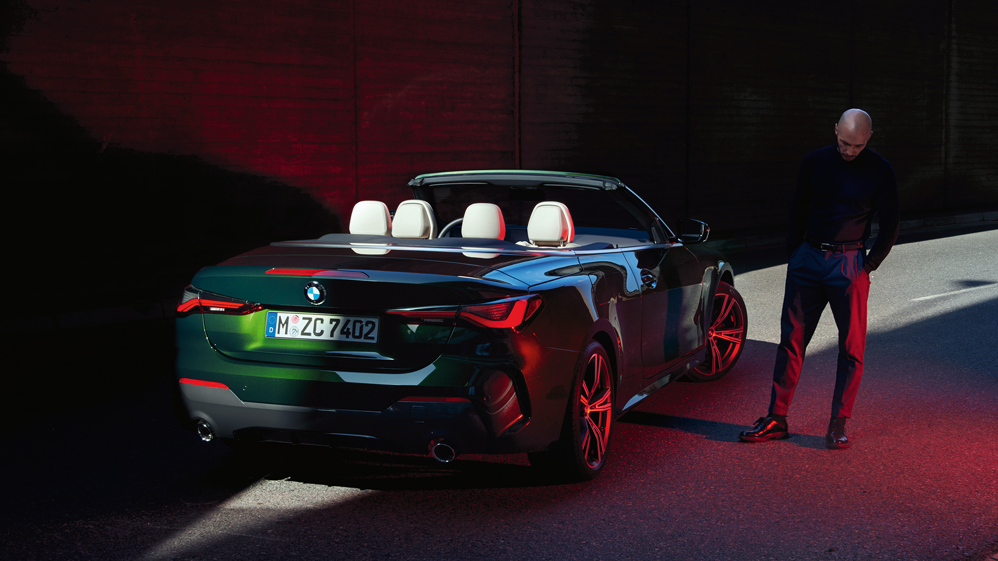 Vue de trois quarts arrière avec feux arrière de la BMW Série 4 Cabrio G23 2020 BMW Série 4 Cabrio G23 2020 Sanremo Green metallic, vue de trois quarts arrière avec feux arrière