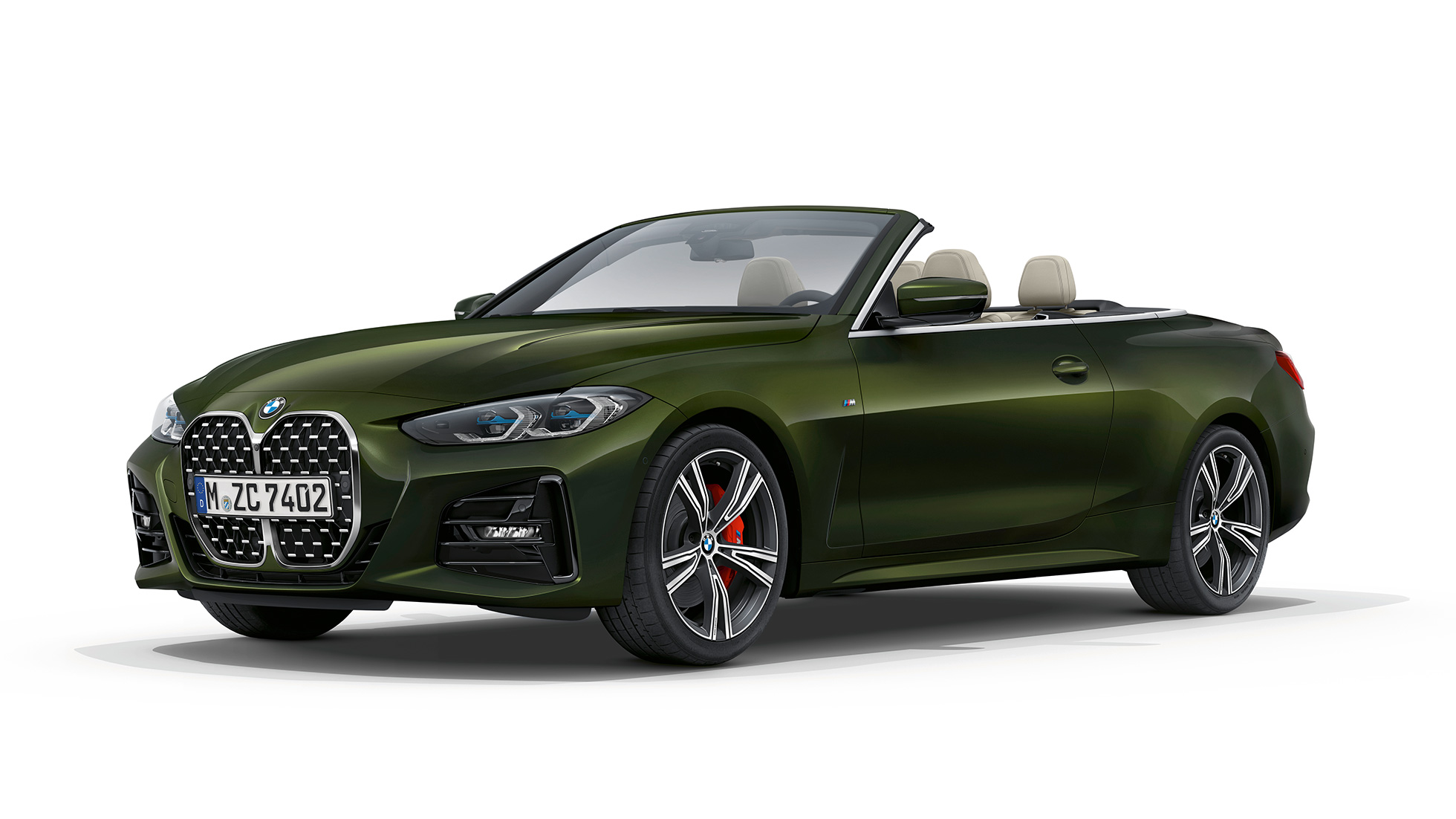 Vue de trois quarts avant de la BMW Série 4 Cabrio G23 2020 Modèle M Sport BMW Série 4 Cabrio G23 2020, Modèle M Sport Sanremo Green metallic, vue de trois quarts avant
