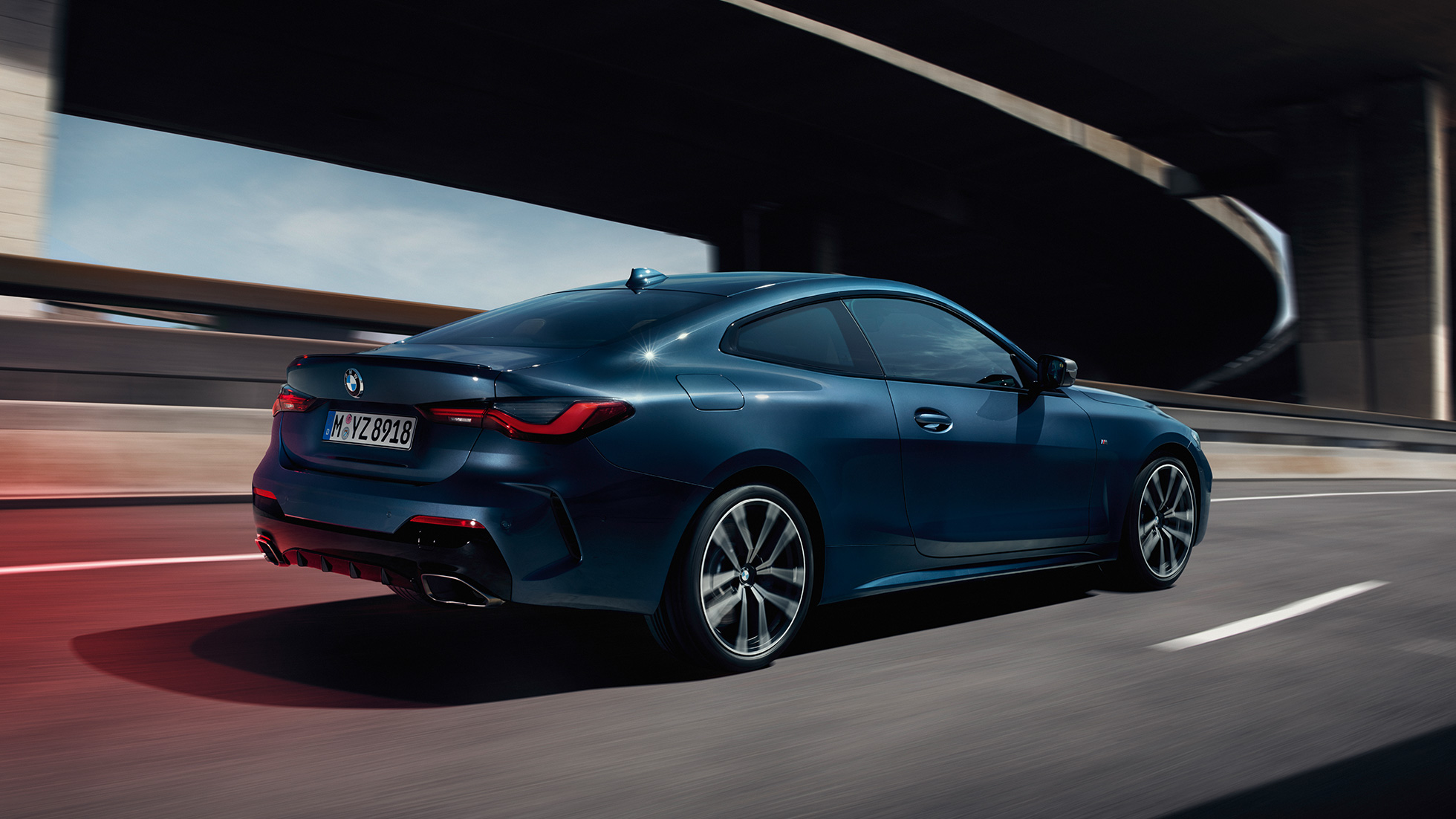 Dreiviertel-Seitenansicht BMW 4er Coupé G22 2020 BMW 4er Coupé G22 2020 Arctic Race Blue metallic Dreiviertel-Seitenansicht fahrend