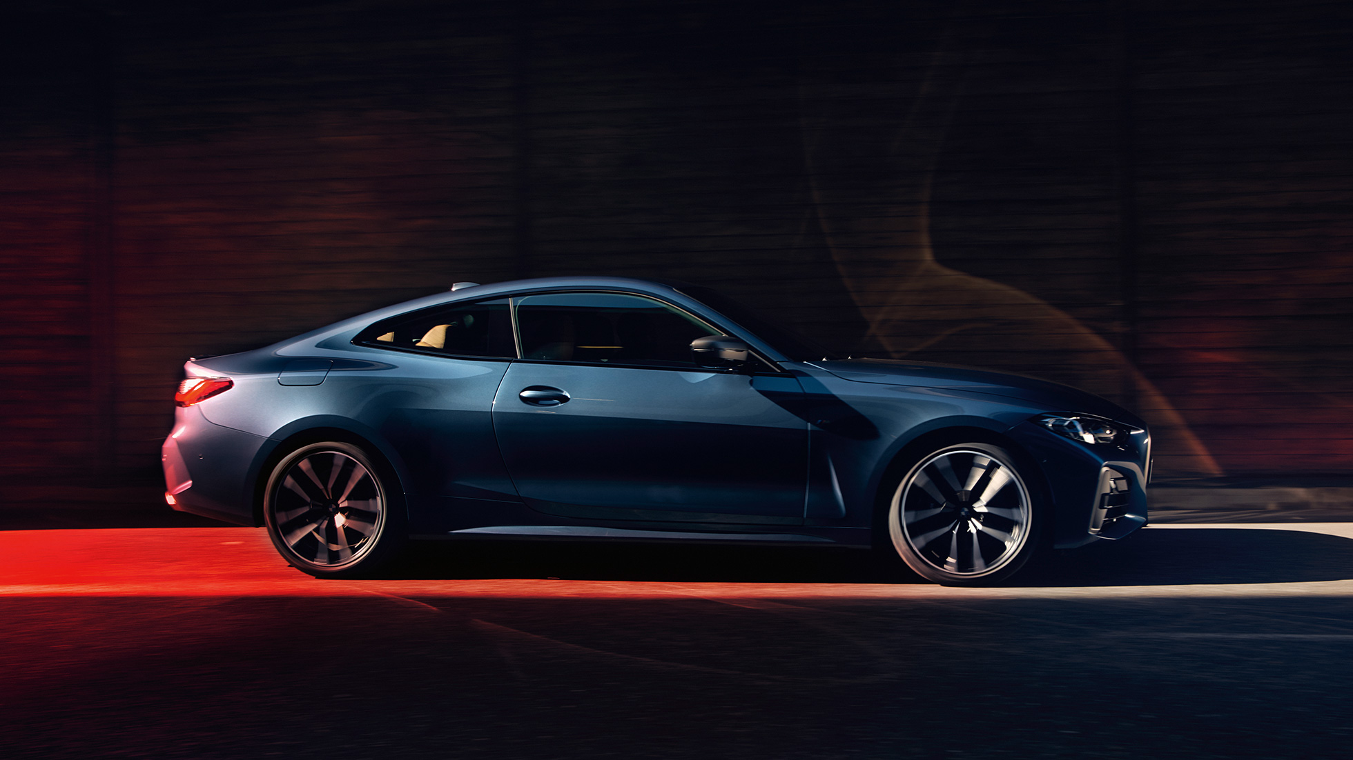 Seitenansicht BMW 4er Coupé G22 2020 BMW 4er Coupé G22 2020 Arctic Race Blue metallic Seitenansicht fahrend