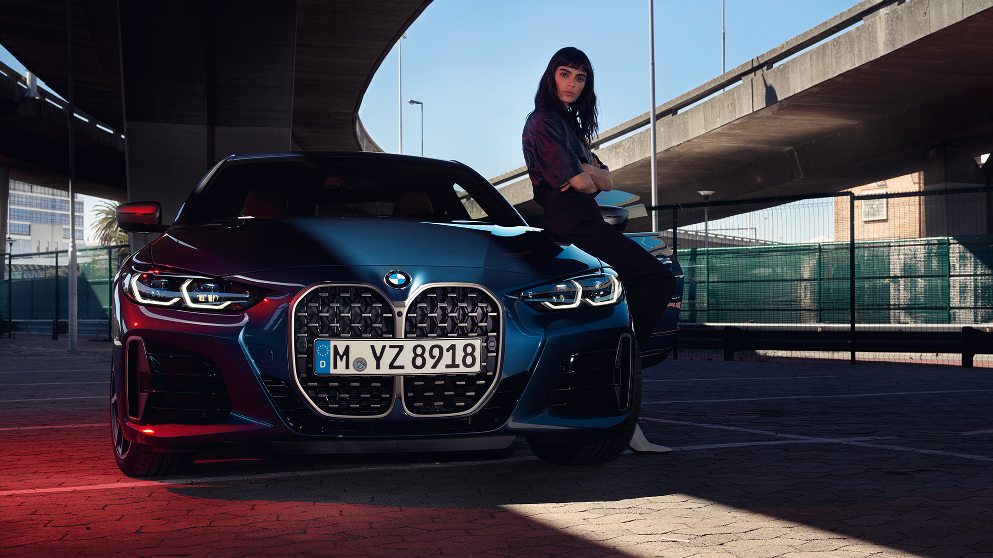 Frontansicht mit Doppelniere Frontscheinwerfer BMW 4er Coupé G22 2020 BMW 4er Coupé G22 2020 Arctic Race Blue metallic Frontansicht mit Doppelniere Frontscheinwerfer und Model