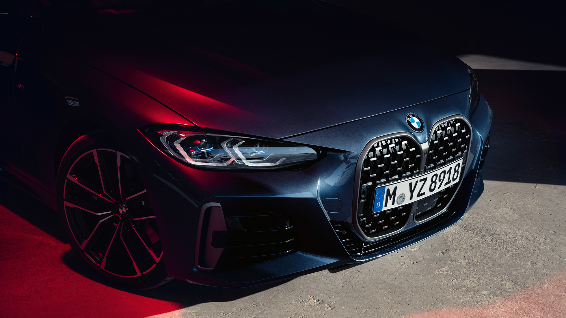 Dreiviertel-Frontansicht BMW Doppelniere BMW 4er Coupé G22 2020 BMW 4er Coupé G22 2020 Arctic Race Blue metallic Dreiviertel-Frontansicht BMW Doppelniere