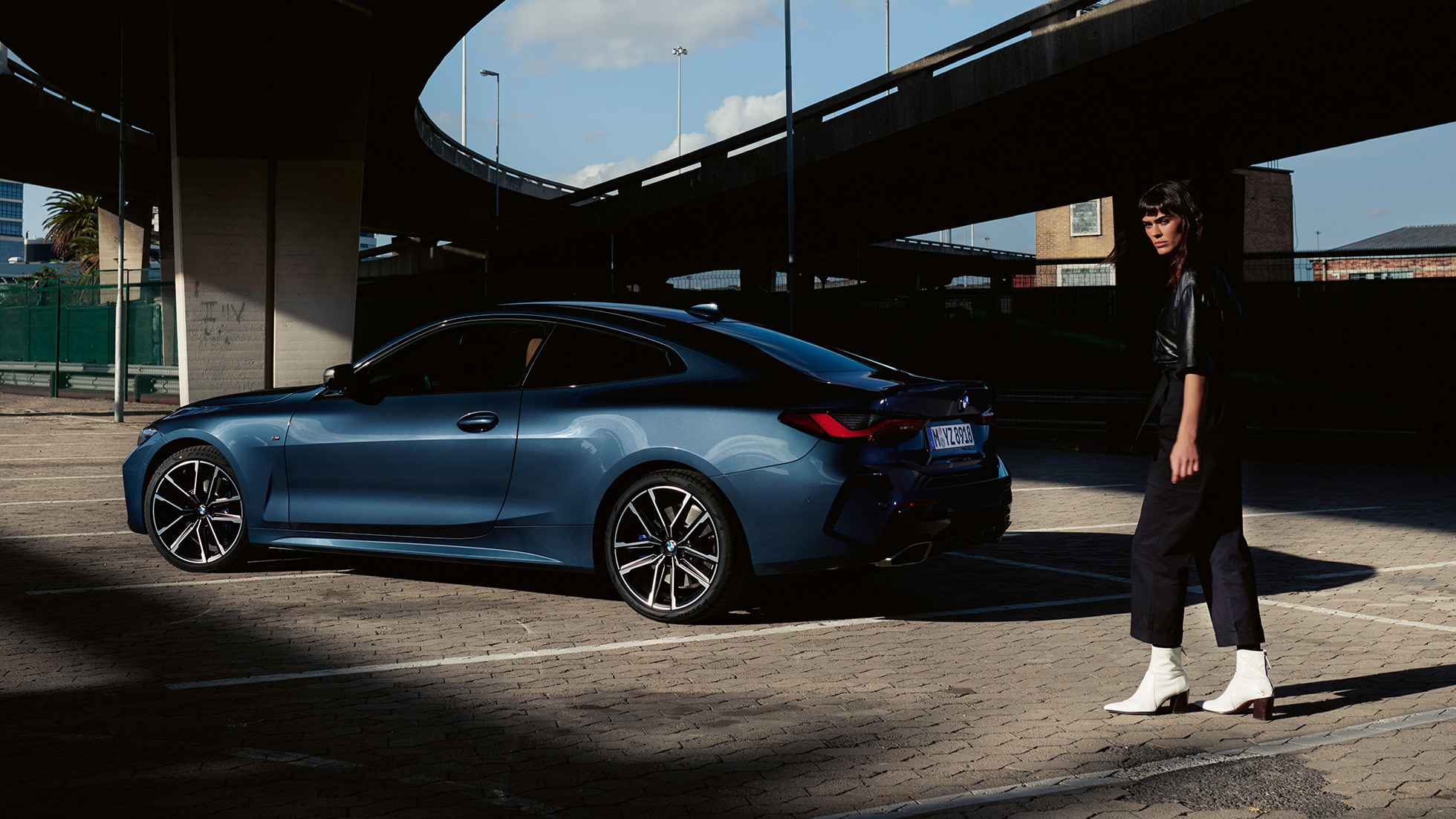 Seitenansicht fließende Dachlinie BMW 4er Coupé G22 2020 BMW 4er Coupé G22 2020 Arctic Race Blue metallic Seitenansicht fließende Dachlinie