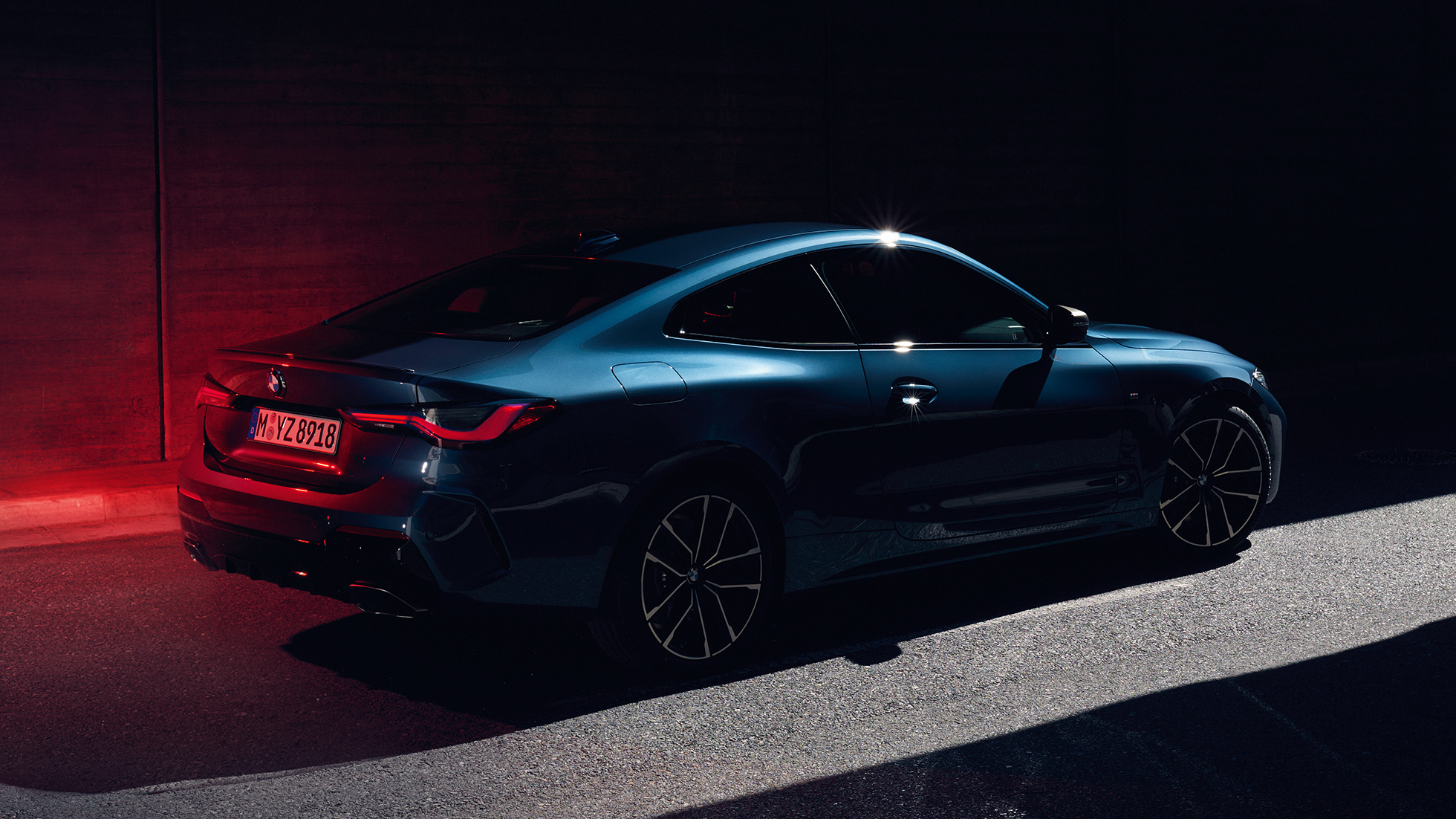 Dreiviertel-Heckansicht Schulterpartie mit Hofmeister-Knick BMW 4er Coupé G22 BMW 4er Coupé G22 2020 Arctic Race Blue metallic Dreiviertel-Heckansicht Schulterpartie mit Hofmeister-Knick