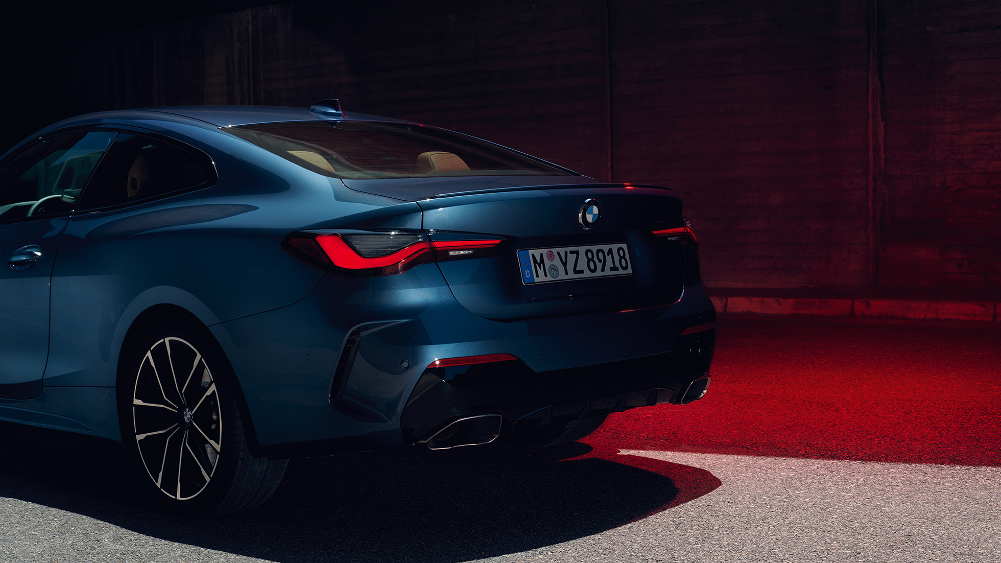 Dreiviertel-Heckansicht Doppelendrohre BMW 4er Coupé G22 2020 BMW 4er Coupé G22 2020 Arctic Race Blue metallic Dreiviertel-Heckansicht Doppelendrohre