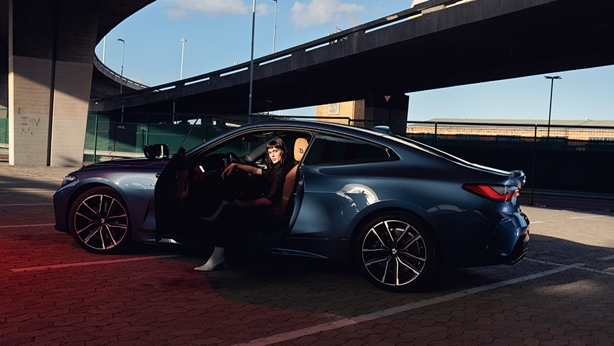 BMW 4er Coupé G22 2020 Arctic Race Blue metallic Dreiviertel-Frontansicht