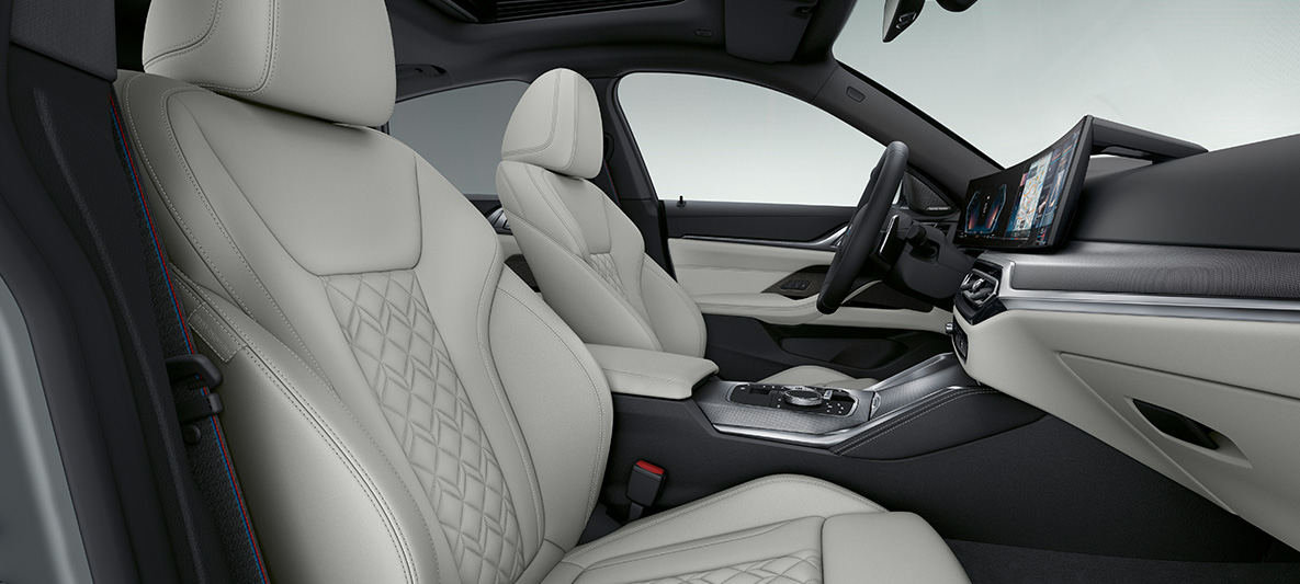 Lederausstattung Elfenbeinweiß BMW 4er Gran Coupé G26 2021 Innenraum BMW Individual erweiterte Lederausstattung 'Merino' Elfenbeinweiß BMW 4er Gran Coupé G26 2021 Innenraum
