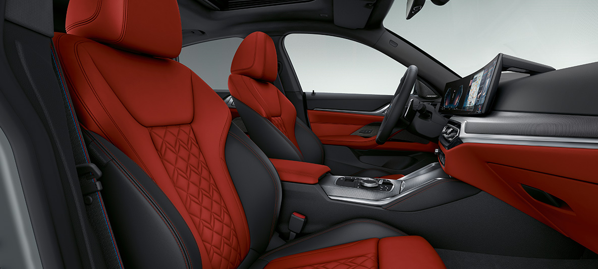 Lederausstattung 'Merino' Fionarot/Schwarz BMW 4er Gran Coupé G26 2021 Innenraum Innenraum BMW Individual erweiterte Lederausstattung 'Merino' Fionarot/Schwarz BMW 4er Gran Coupé G26 2021 Innenraum Innenraum Cockpit