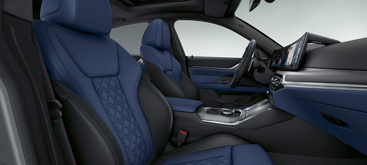 Lederausstattung 'Merino' Fjordblau/Schwarz BMW 4er Gran Coupé G26 2021 Innenraum BMW Individual erweiterte Lederausstattung 'Merino' Fjordblau/Schwarz B BMW 4er Gran Coupé G26 2021 Innenraum Cockpit