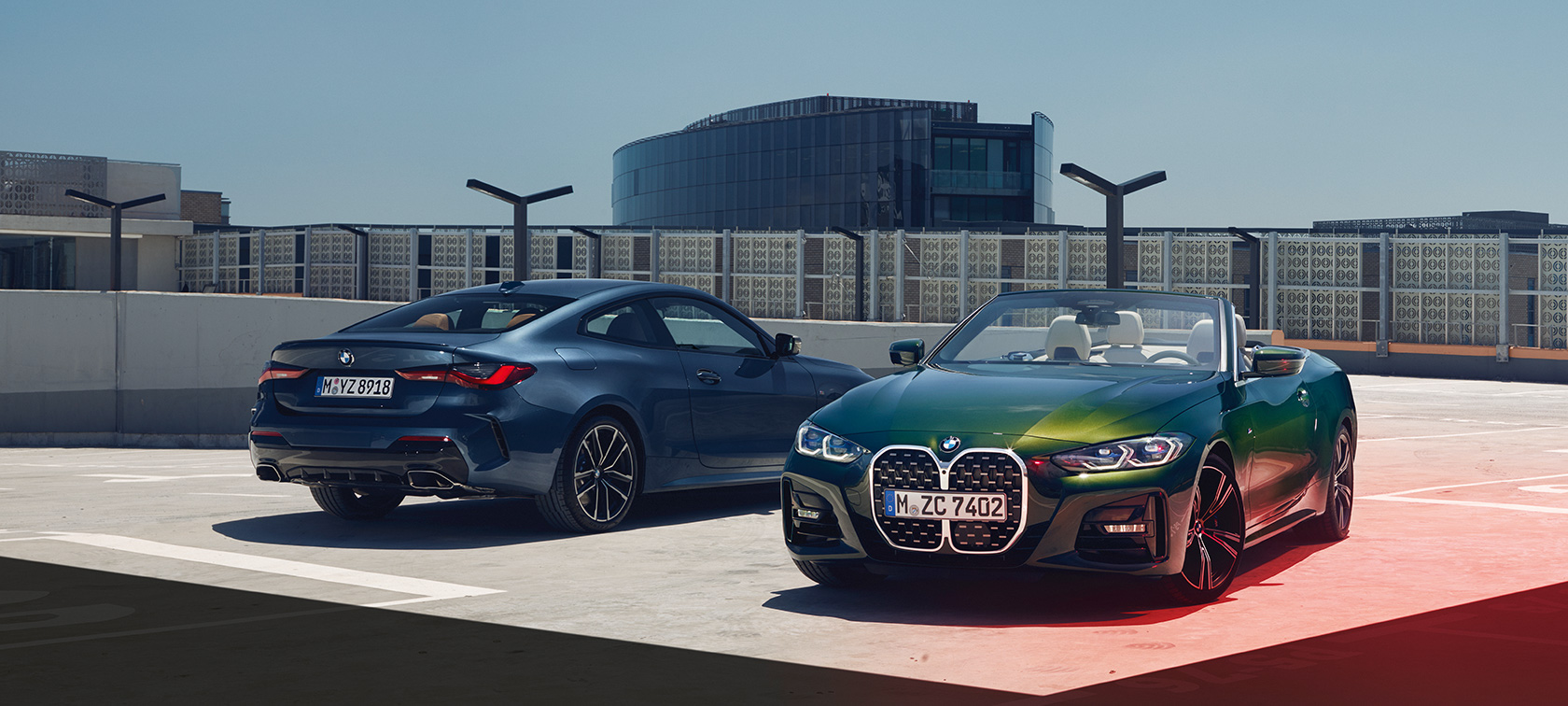 BWW Série 4 Coupé G22 BMW Série 4 Cabrio G23 sur un parking BMW Série 4 BWW Série 4 Coupé G22 BMW Série 4 Cabrio G23 sur un parking