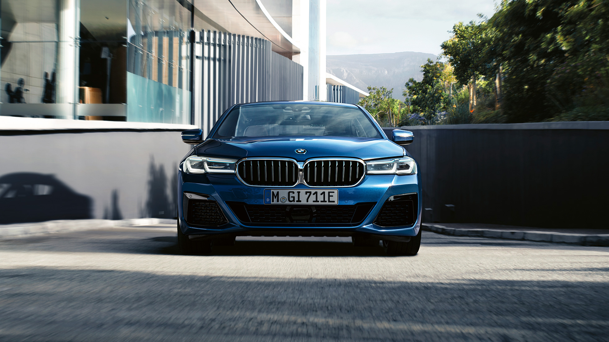 Doppelniere und Frontschürze BMW 5er Limousine G30 Doppelniere und Frontschürze BMW 5er Limousine G30 Facelift 2020 Phytonicblau Nahaufnahme Front