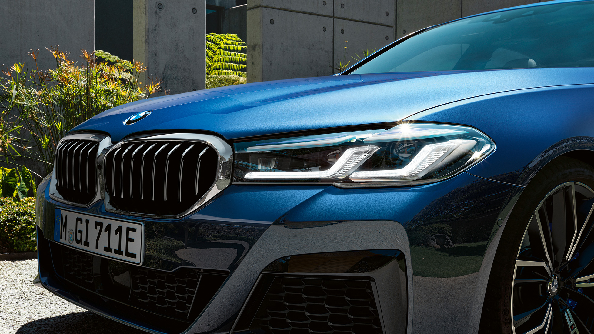 BMW Laserlicht BMW 5er Limousine G30 BMW Laserlicht BMW 5er Limousine G30 Facelift 2020 Phytonicblau Nahaufnahme Front