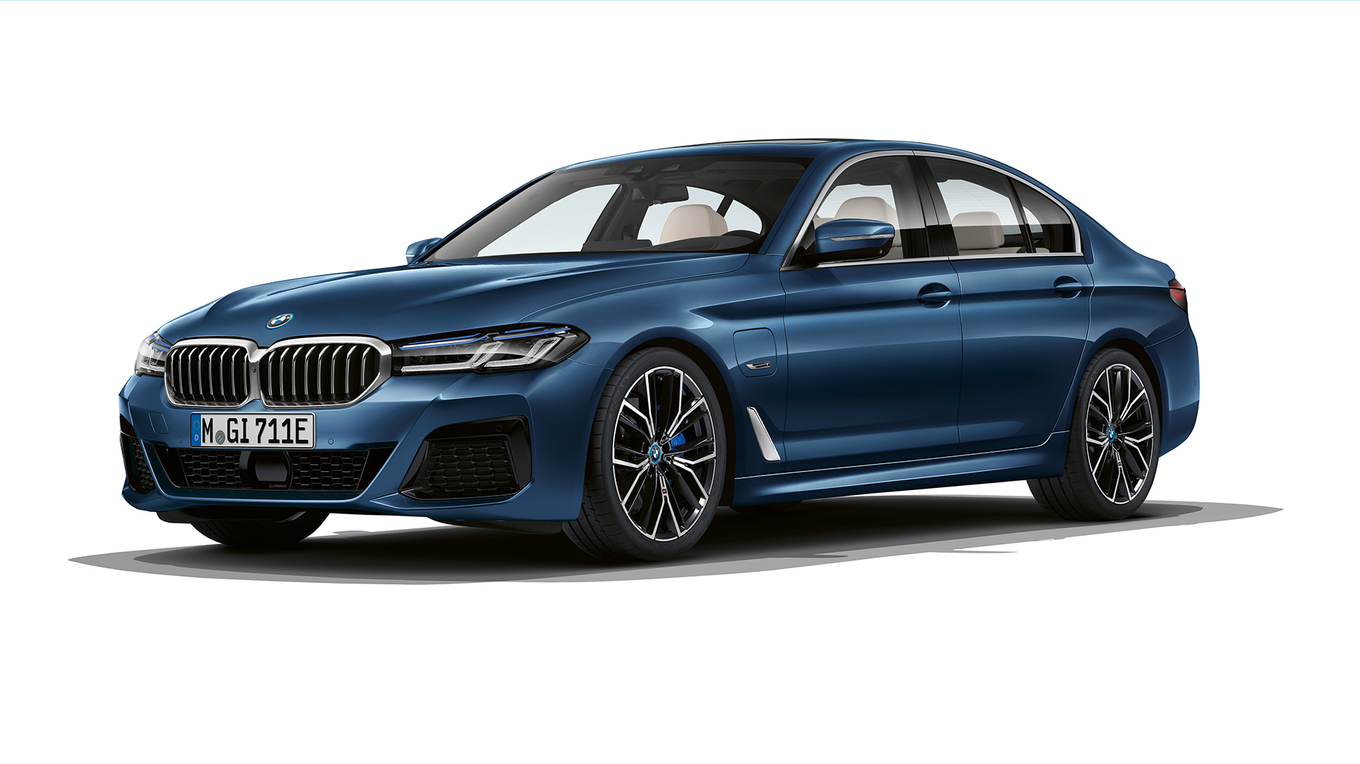 BMW 5er Limousine G30 Plug-in-Hybrid M Sportpaket Front BMW 5er Limousine 520d xDrive G30 2020 M Sportpaket in Alpinweiß Dreiviertel-Frontansicht