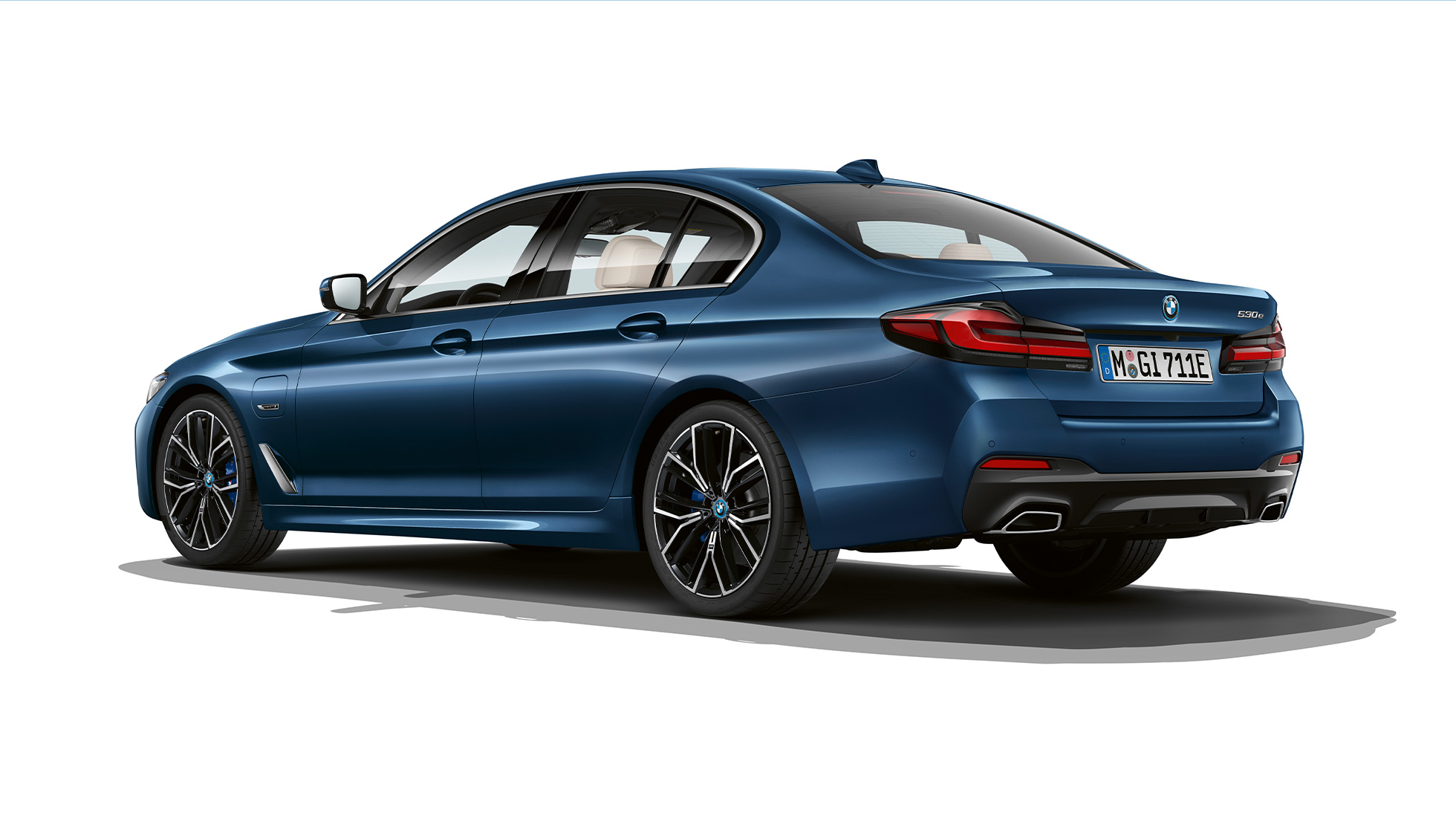 BMW 5er Limousine G30 Plug-in-Hybrid M Sportpaket Heck BMW 5er Limousine 520d xDrive G30 2020 M Sportpaket in Alpinweiß Dreiviertel-Heckansicht