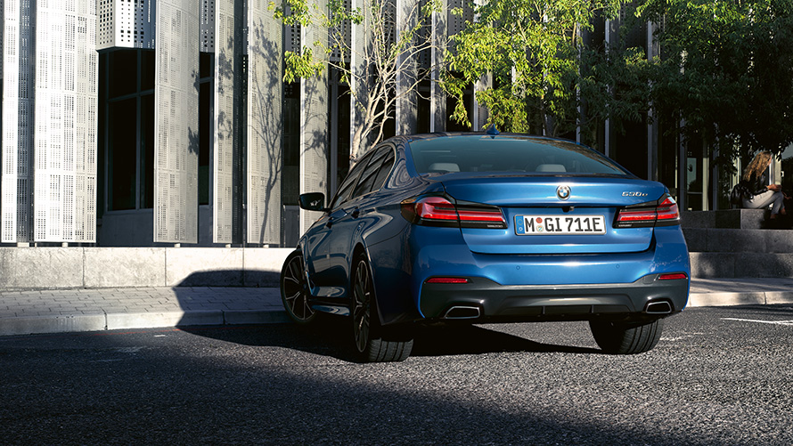 BMW Série 5 Berline G30 restylage 2020 en Phytonicblau, vue arrière, à l'arrêt