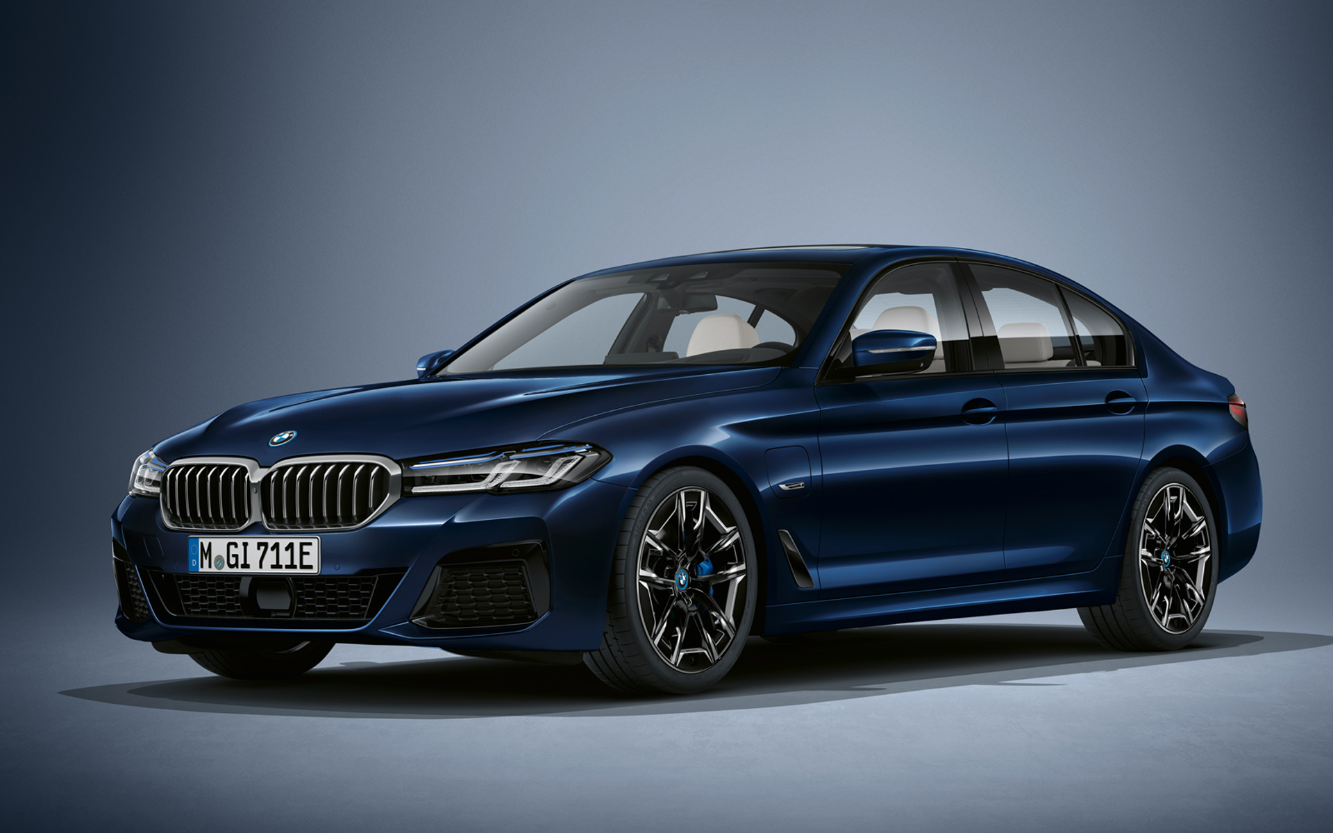 BMW 5er Limousine G30 LCI in BMW Individual Tansanitblau metallic BMW 5er Limousine Individual G30 Facelift 2020 Dreiviertel-Front stehend in BMW Individual Tansanitblau metallic