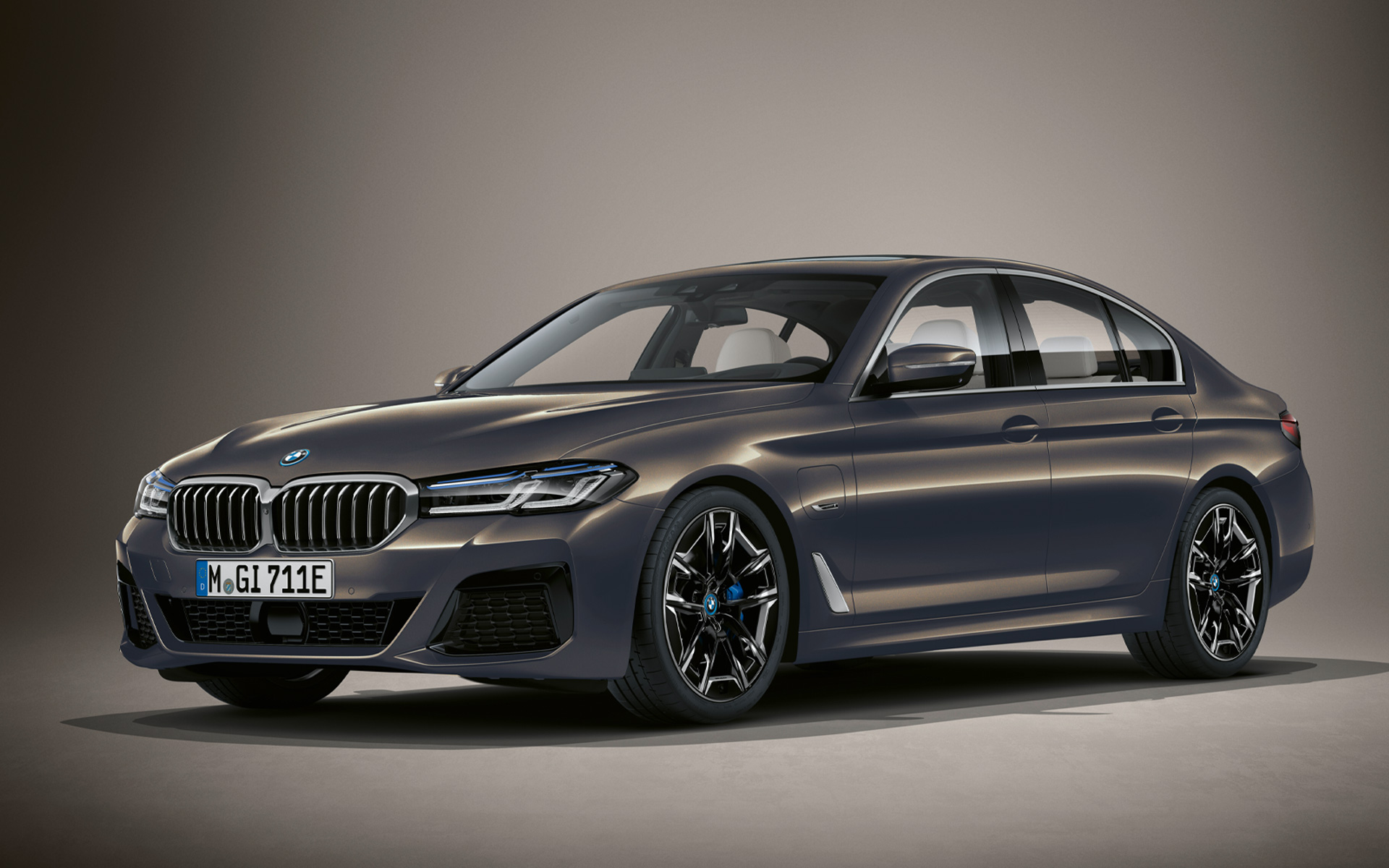 BMW 5er Limousine G30 LCI in BMW Individual Alvitgrau metallic BMW 5er Limousine Individual G30 Facelift 2020 Dreiviertel-Front stehend in BMW Individual Alvitgrau metallic