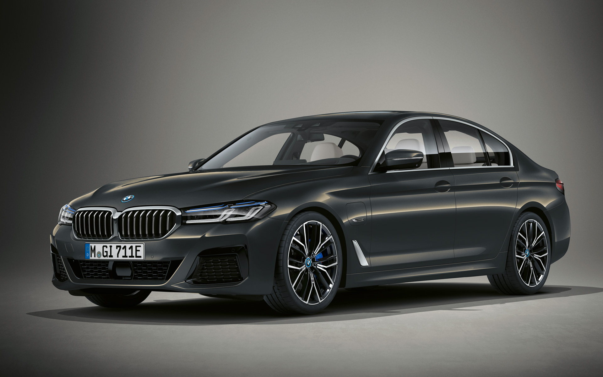 BMW 5er Limousine G30 LCI in BMW Individual Dravitgrau metallic BMW 5er Limousine Individual G30 Facelift 2020 Dreiviertel-Front stehend in BMW Individual Dravitgrau metallic