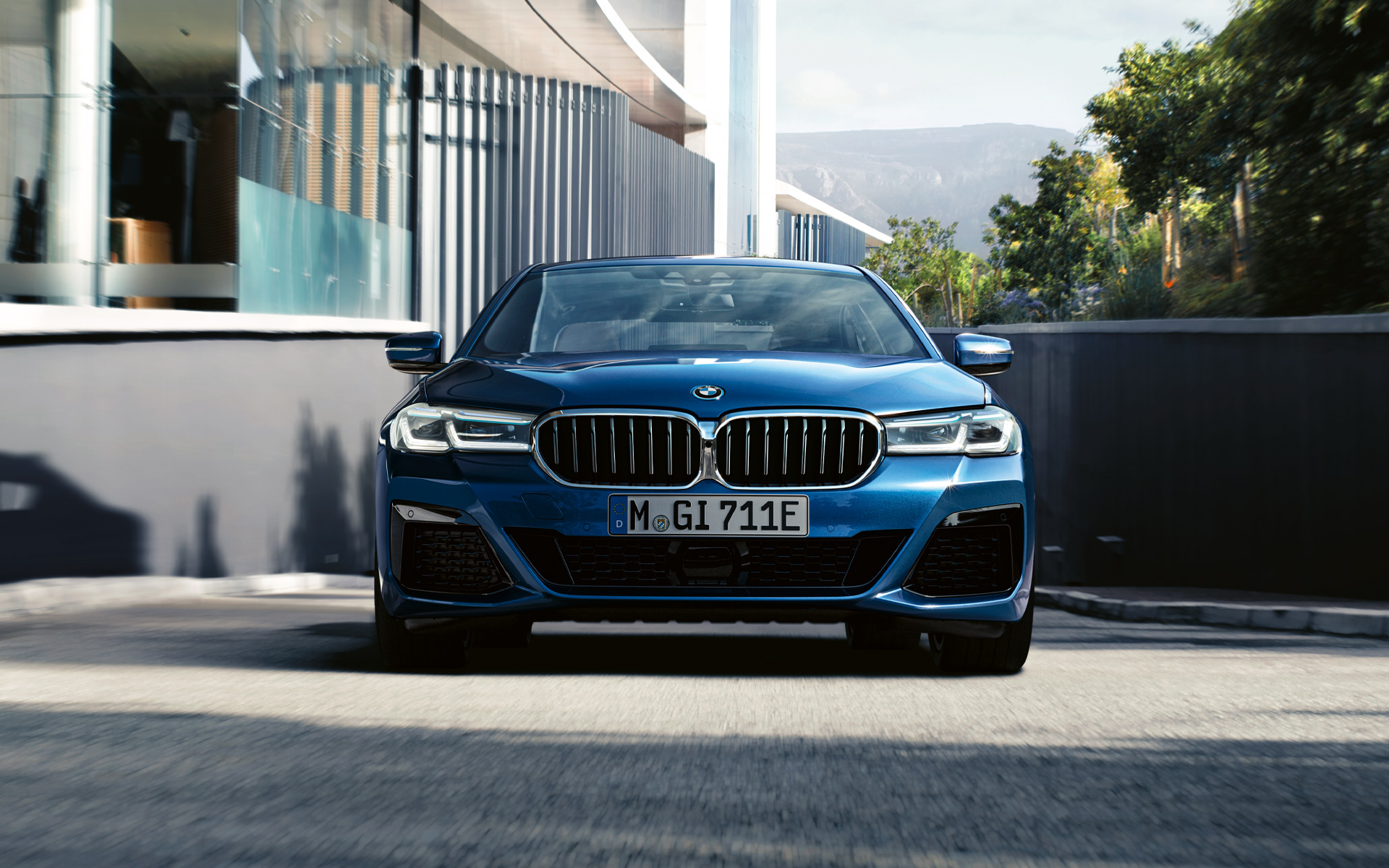 Doppelniere und Frontschürze BMW 5er Limousine G30 Doppelniere und Frontschürze BMW 5er Limousine G30 Facelift 2020 Phytonicblau Nahaufnahme Front