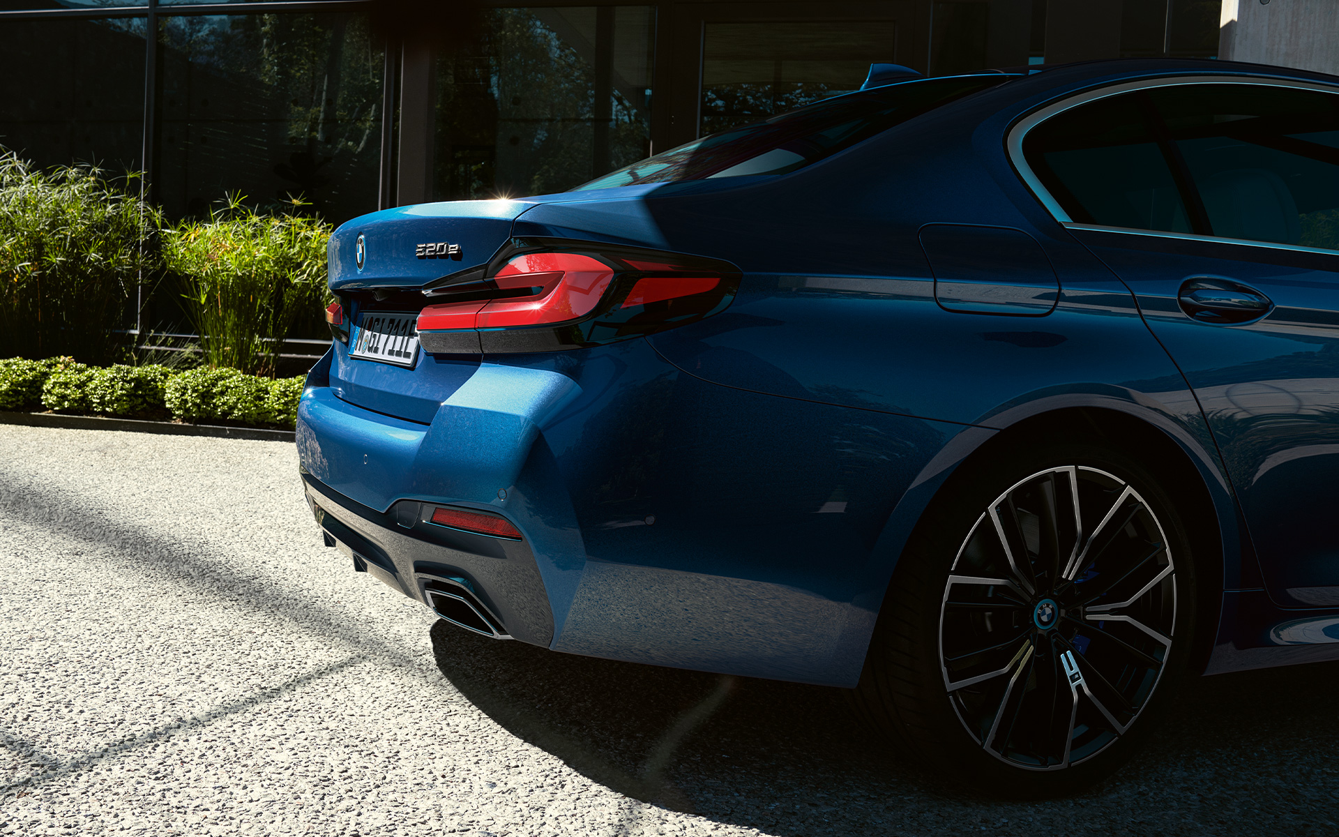 Heckschürze BMW 5er Limousine G30 Freiform-Endrohre BMW 5er Limousine G30 Facelift 2020 Phytonicblau Nahaufnahme Heck
