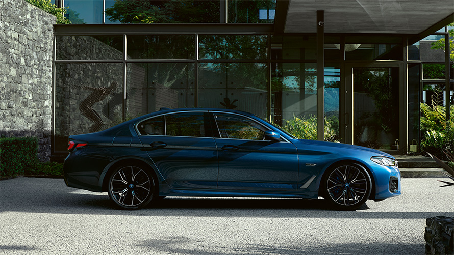 Exterieur BMW 5er Limousine G30 BMW 5er Limousine G30 Facelift 2020 Phytonicblau Seitenansicht parkend