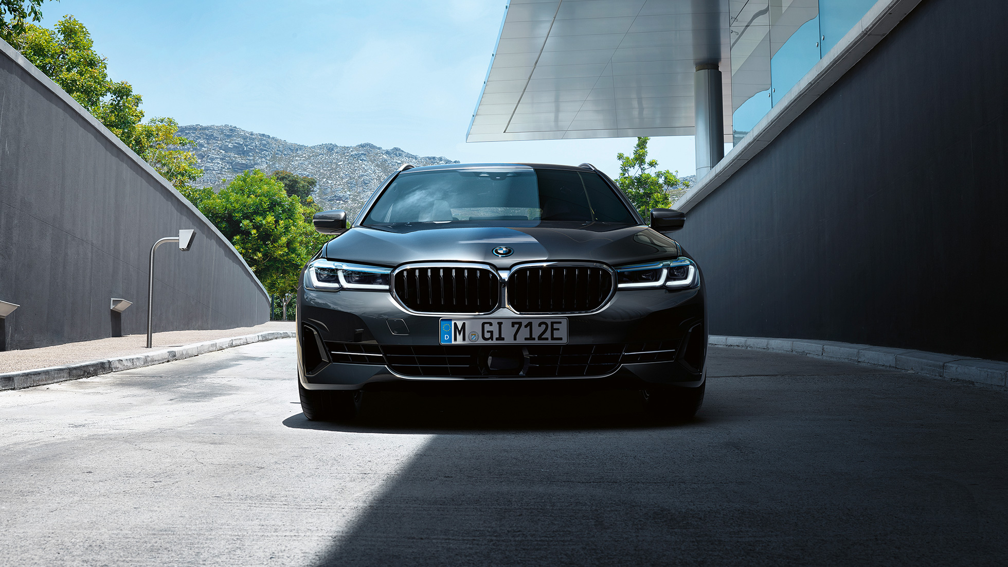 BMW Niere und Frontschürze BMW 5er Touring G31 BMW Niere und Frontschürze BMW 5er Touring G31 Facelift 2020 Sophistograu Nahaufnahme Front