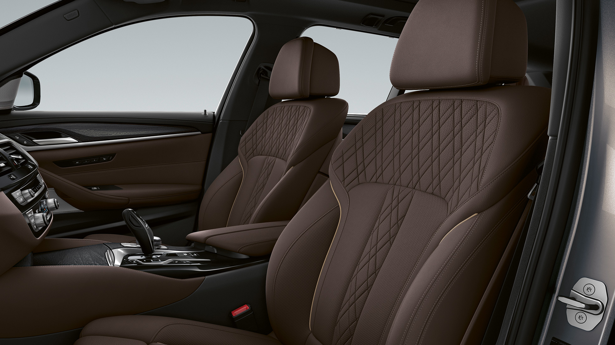 Modèle Luxury de la BMW Série 5 Touring G31, garnissage Garnissage en cuir Nappa Mokka exclusif avec surpiqûre exclusive et passepoil contrasté du Modèle Luxury de la BMW Série 5 Touring 530i xDrive G31 2020, habitacle
