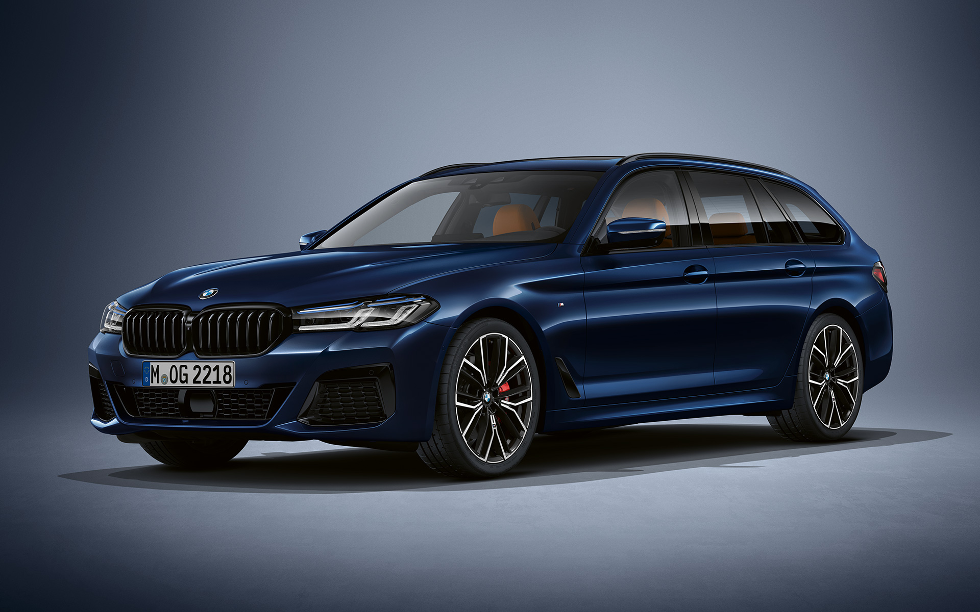 BMW 5er Touring G31 LCI in BMW Individual Tansanitblau metallic BMW 5er Touring Individual G31 Facelift 2020 Dreiviertel-Front stehend in BMW Individual Tansanitblau metallic
