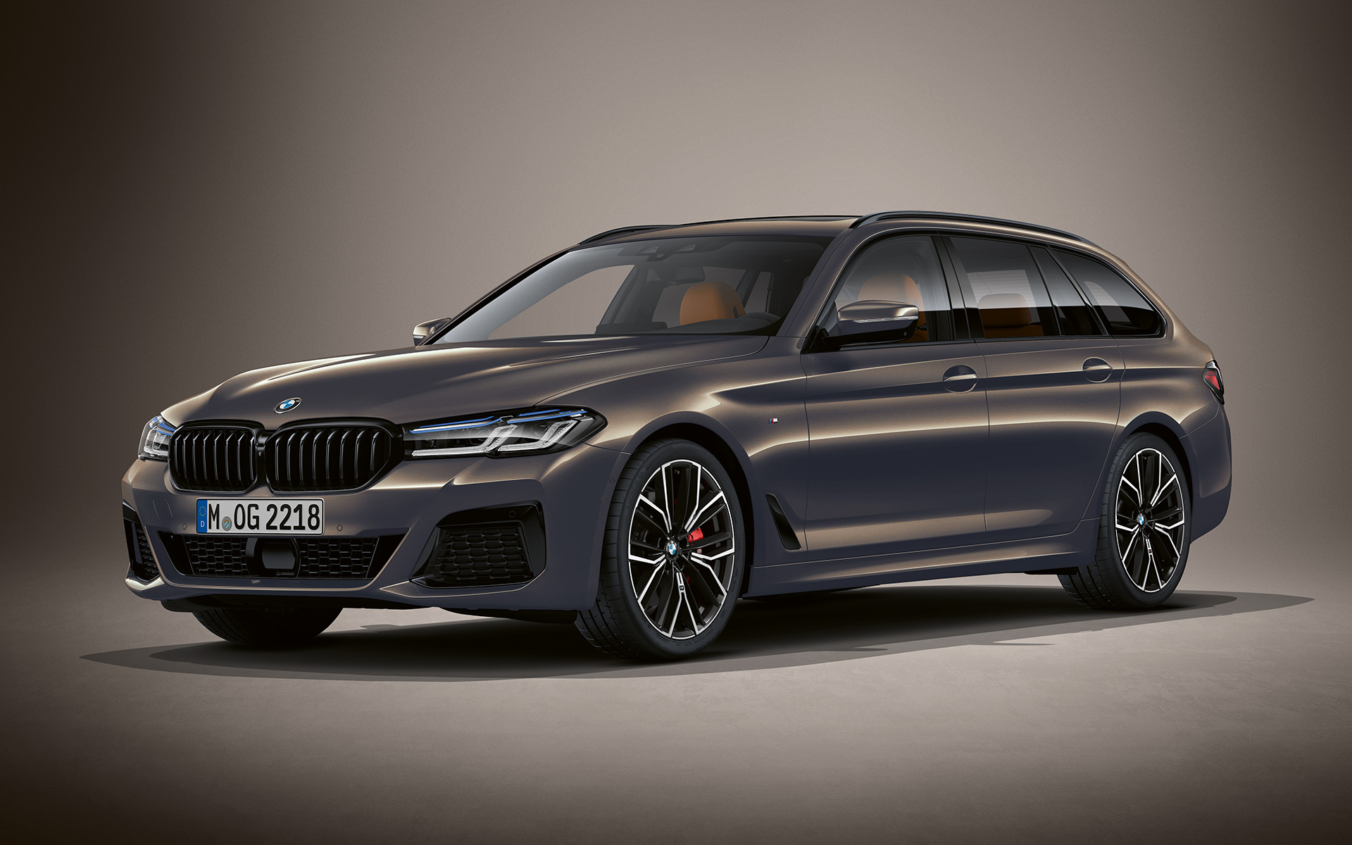 BMW 5er Touring G31 LCI in BMW Individual Alvitgrau metallic BMW 5er Touring Individual G31 Facelift 2020 Dreiviertel-Front stehend in BMW Individual Alvitgrau metallic
