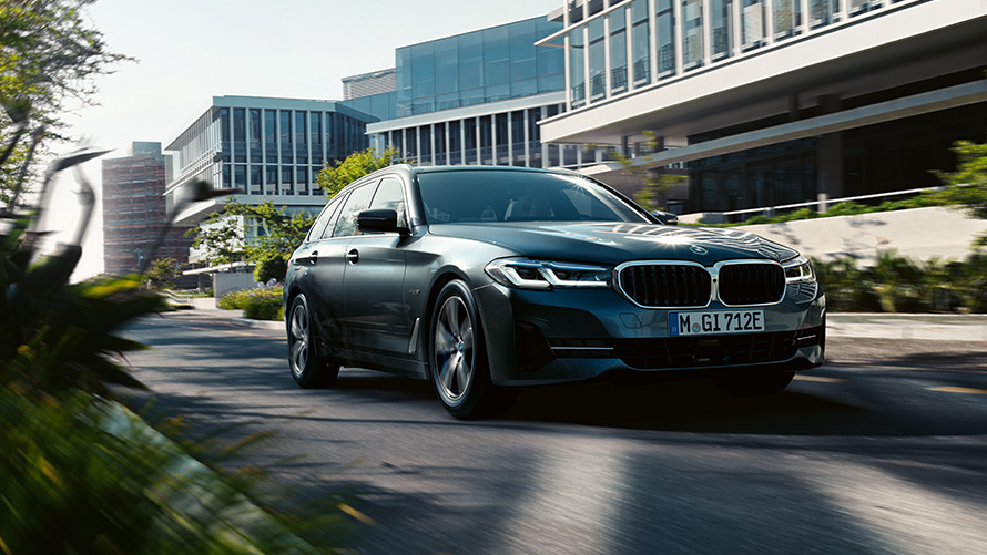 BMW 5er Touring G31 LCI Exterieur BMW 5er Touring G31 Facelift 2020 530e PHEV Sophistograu fährt über die Landstraße