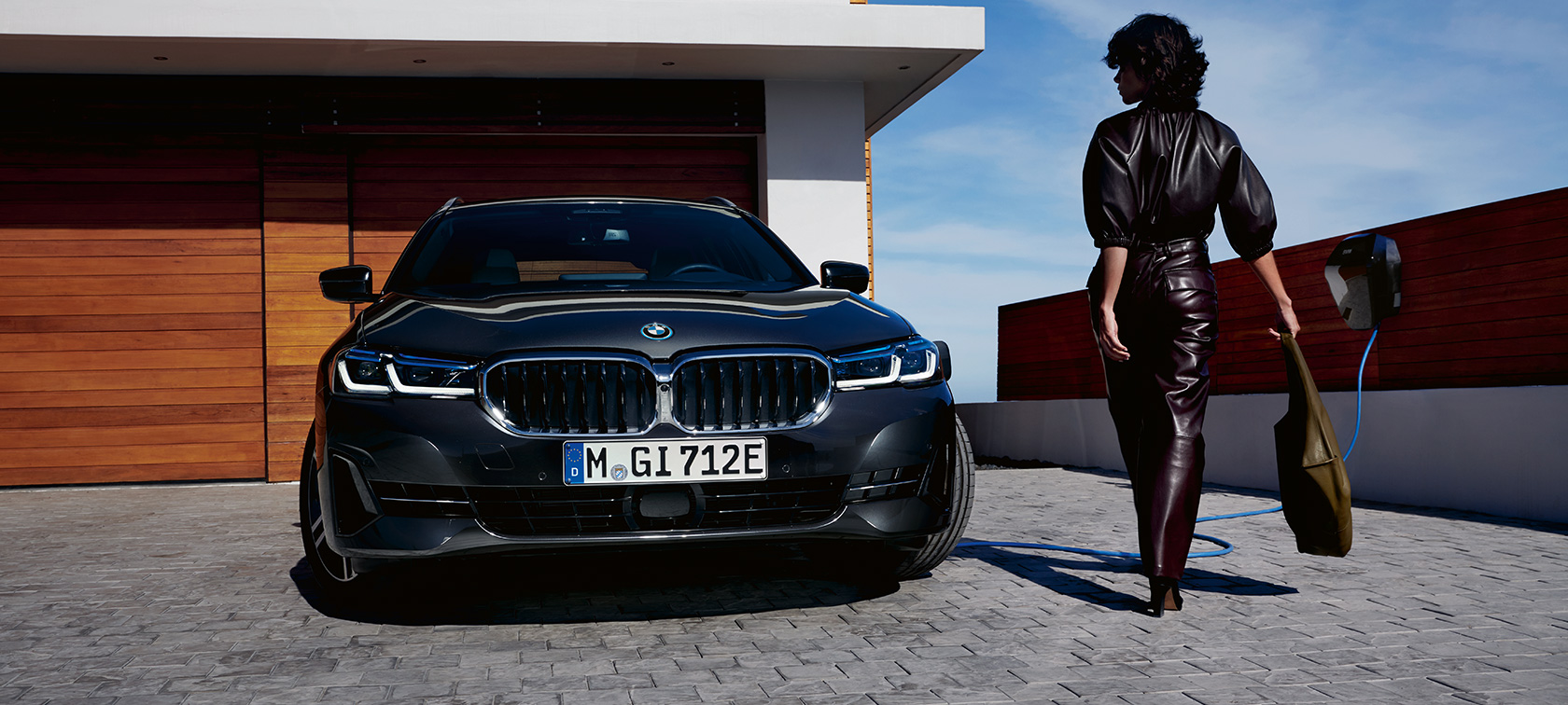 Plug-in-Hybrid BMW 5er Touring 2021 G31 LCI Fronansicht ladend Plug-in-Hybrid BMW 5er Touring 2021 G31 LCI Fronansicht ladend mit Model