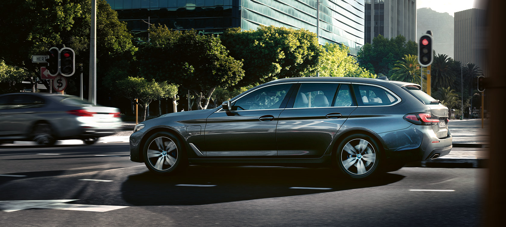 BMW 530e Touring G31 LCI in Sophistograu metallic, stehend vor Gebäude BMW 530e Touring G31 LCI in Sophistograu metallic, stehend vor Gebäude