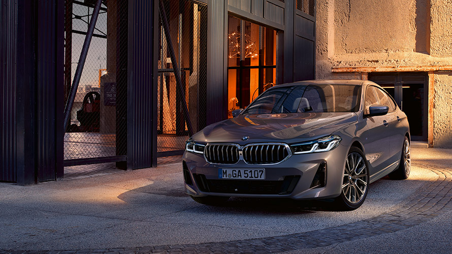 BMW 6er Gran Turismo 640i xDrive G32 2020 Berninagrau Dreiviertel-Frontansicht stehend in Halle 