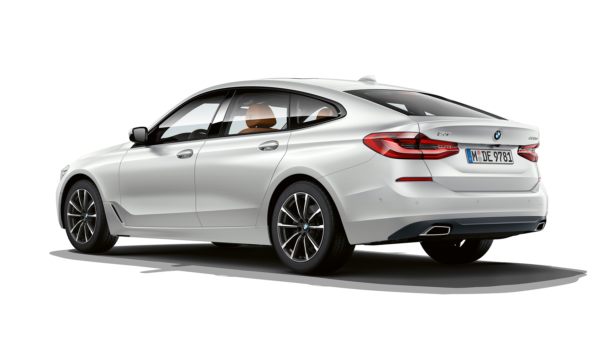 Équipement de base de la BMW Série 6 Gran Turismo 2020, arrière G32 Équipement de base de la BMW Série 6 Gran Turismo G32 620d 2020 Mineralweiß metallic, vue de trois quarts arrière