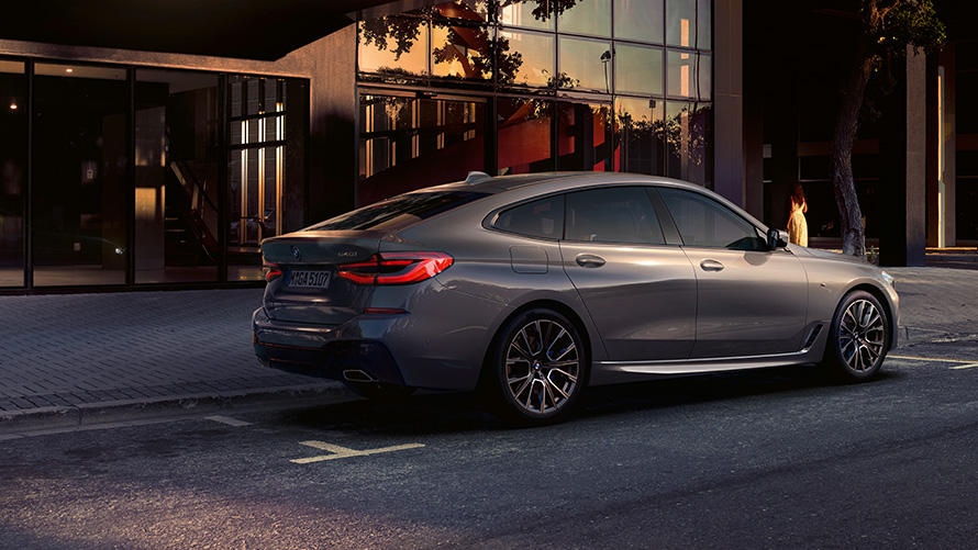 BMW 6er Gran Turismo 640i xDrive G32 2020 Berninagrau seitliche Heckperspektive parkend vor Gebäude 